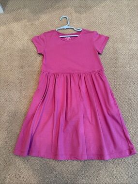 Girls Primary fuchsia Short-Sleeve Dress size 6-7 with pockets.